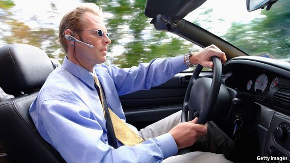 اجتناب از مکالمه با تلفن همراه هنگام رانندگی / هندزفری هم خطرناک است