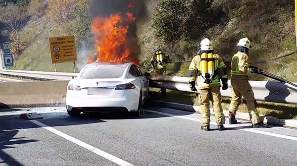 تصادف و آتش سوزی وسایل نقلیه الکتریکی